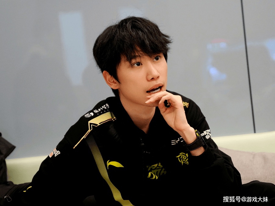 爱游戏-包含Rookie焦点对战，Ming与60激战公牛分钟，险胜胜负难料！赛场气氛高涨的词条